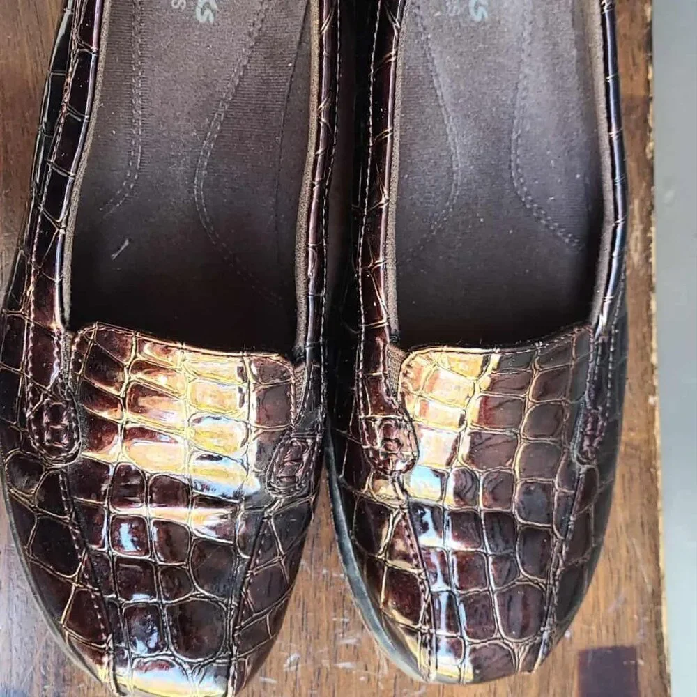 Clarks Bendables Brown Faux Croc Embossed Slip On Loafers size 7 1/2